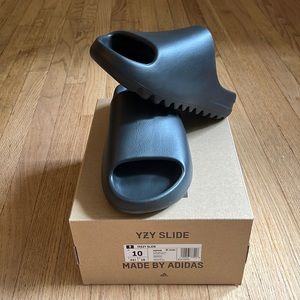 Yeezy slides in Onyx